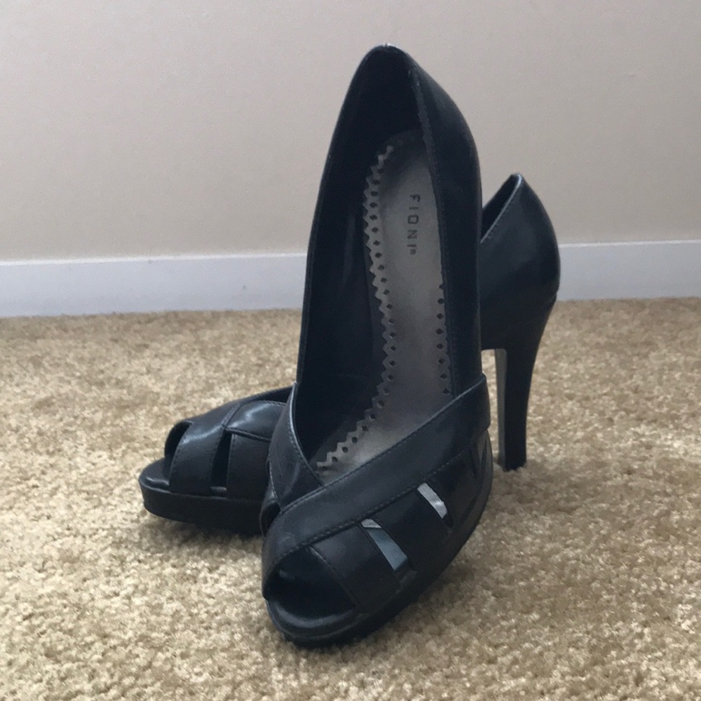 Peep toe pumps